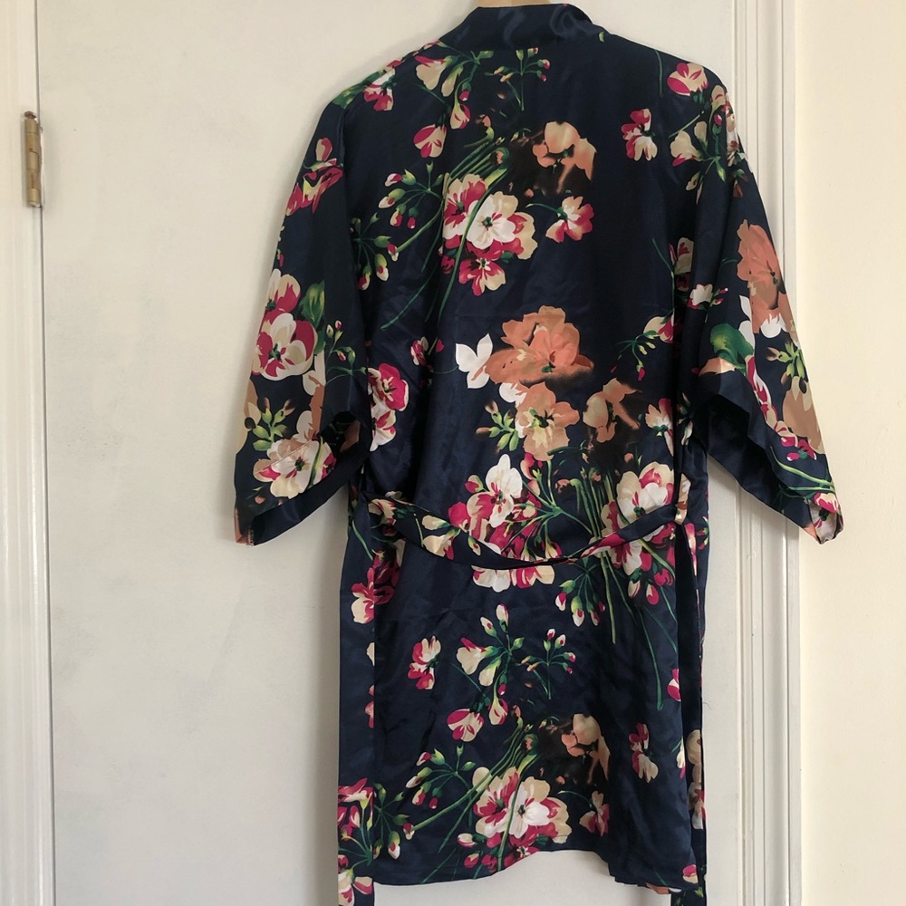 NWT Floral Robe - Picture 2 of 3